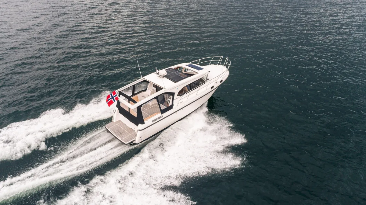 Viknes 1030 Panorama: Boat cruising under the Norwegian flag