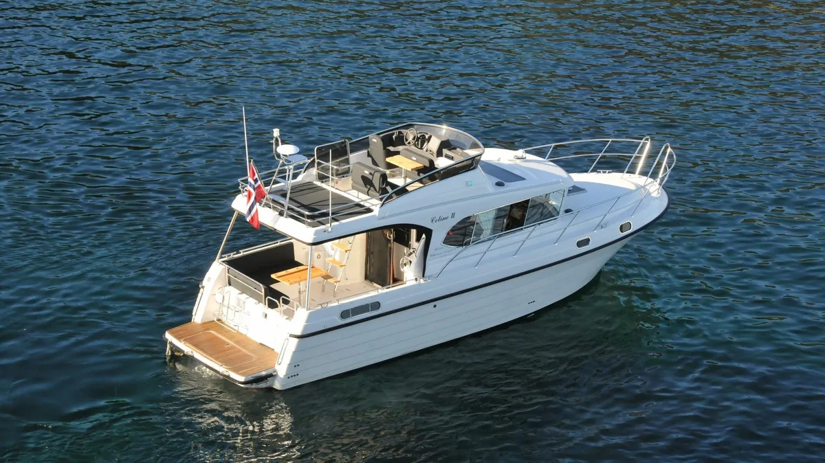 Viknes 1030 Sunbridge: Motorboat cruising on the water