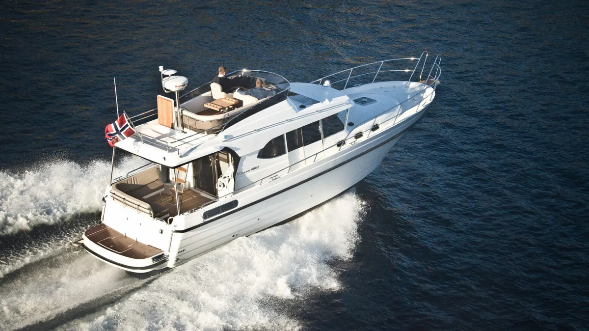 Viknes 1080 Sunbridge: Ein Boot, das durch die Wellen gleitet