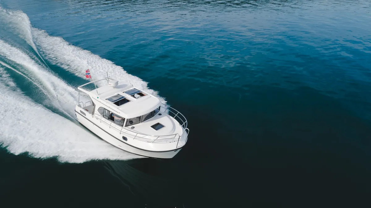 Viknes 930: Ein Boot, das auf dem Meer fährt und eine Heckwelle hinter sich herzieht