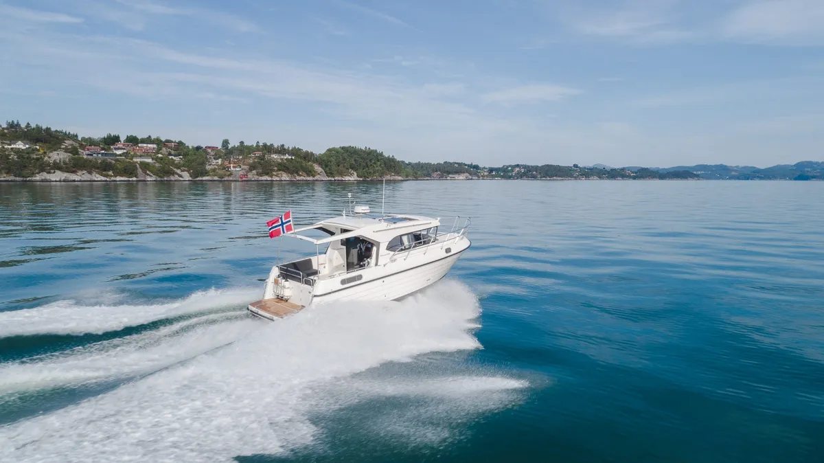 Viknes 930: Boat cruising under the Norwegian flag