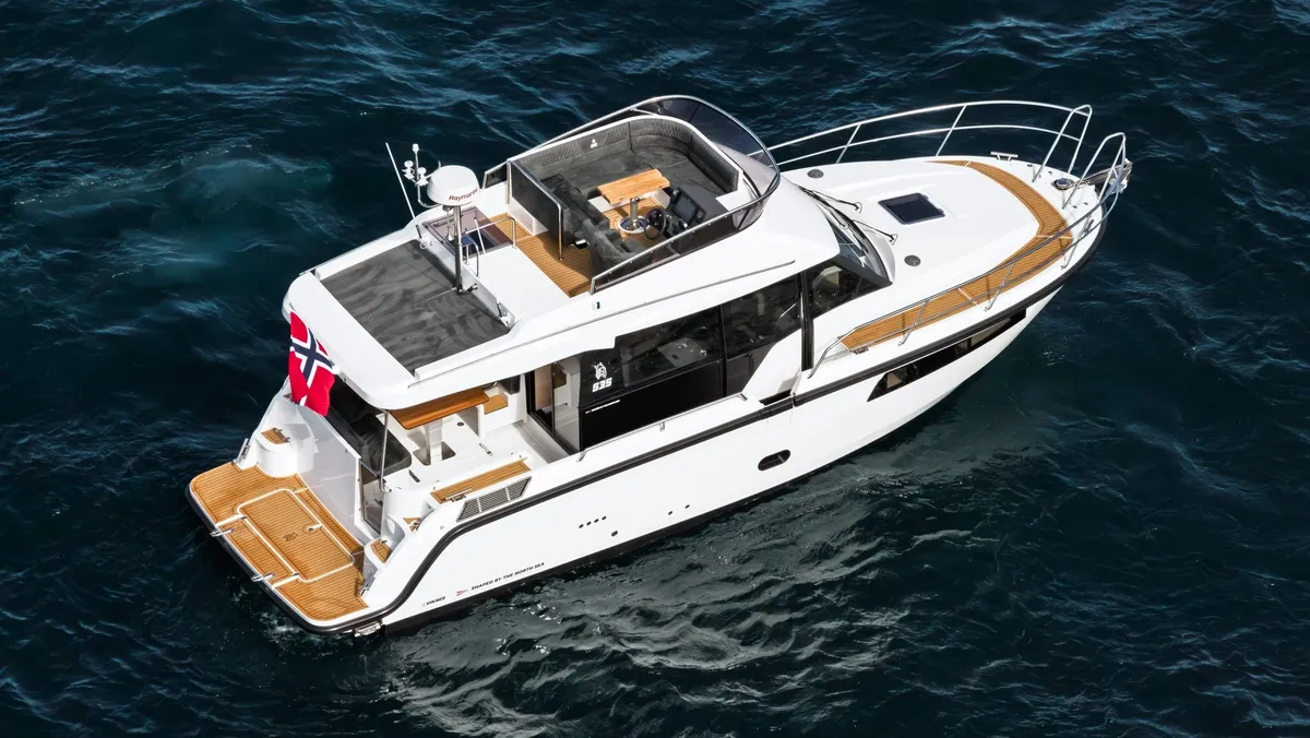 Viknes S35 Flybridge: Boat photographed from above