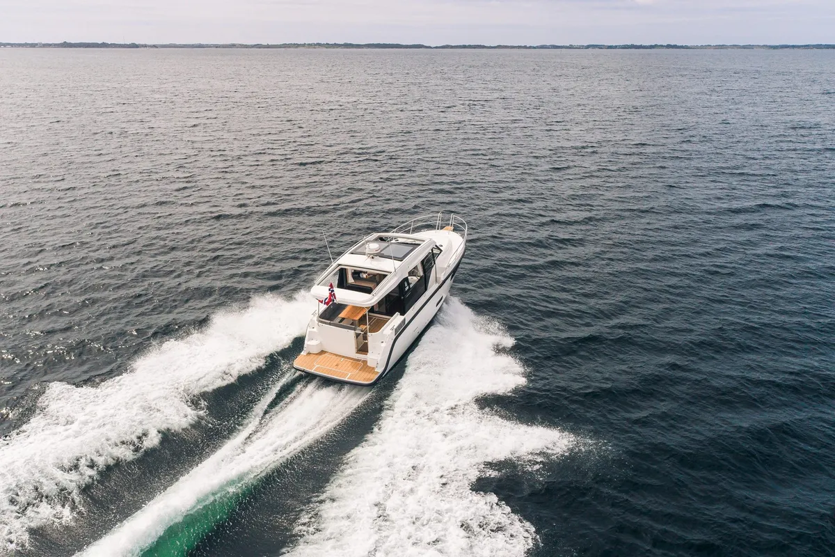 Viknes S35 Panorama: Ein Boot, das auf dem Meer fährt und eine Heckwelle hinter sich herzieht