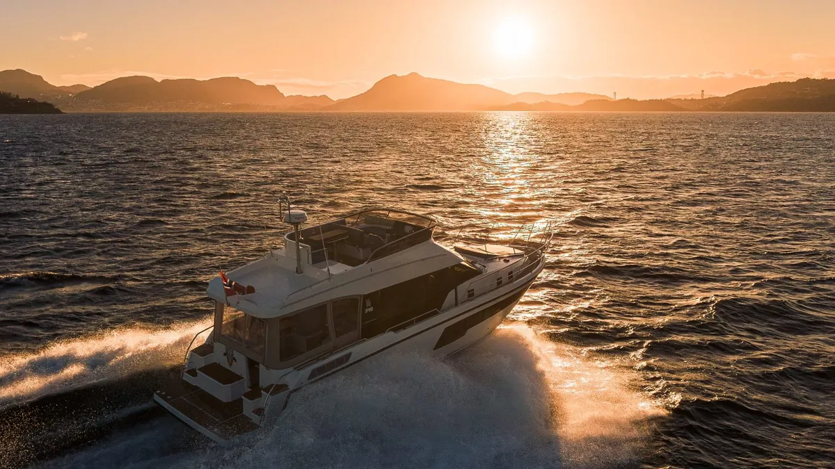 Viknes S40 Flybridge: Boat cruising at sunset