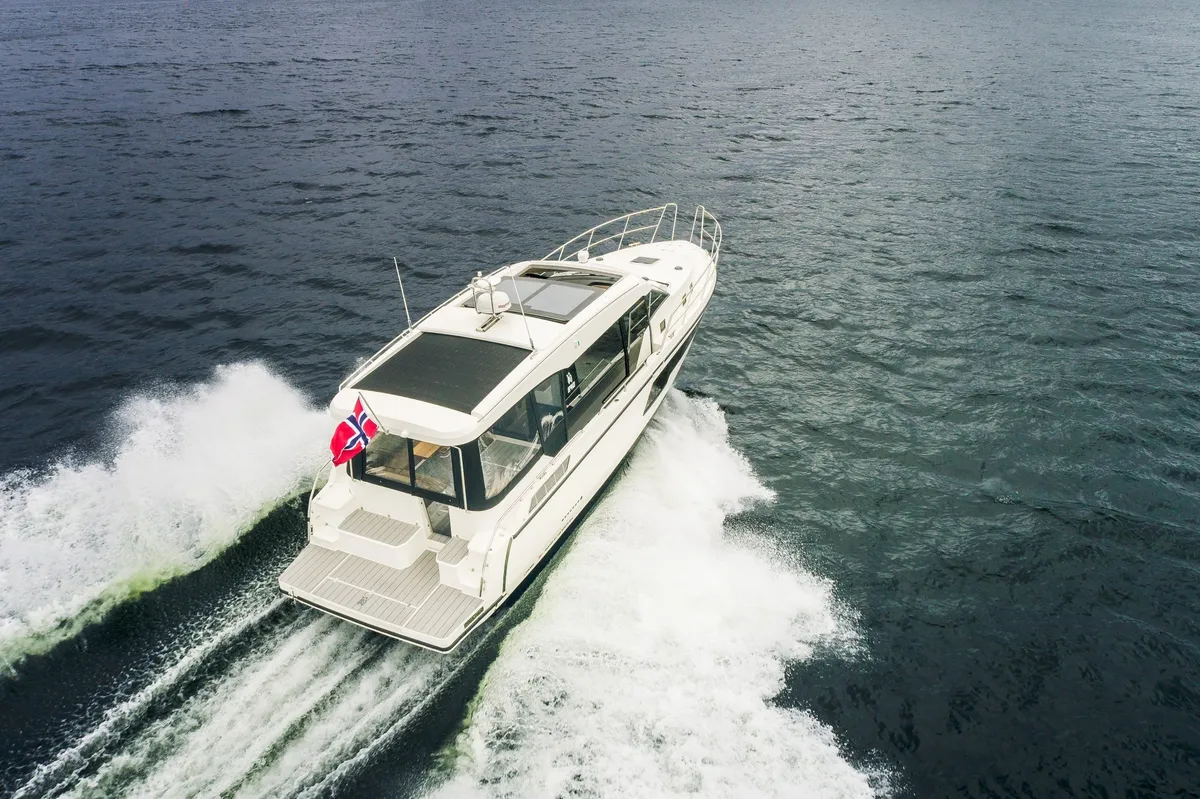 Viknes S40 Panorama: Ein Boot, das auf dem Meer fährt und eine Heckwelle hinter sich herzieht