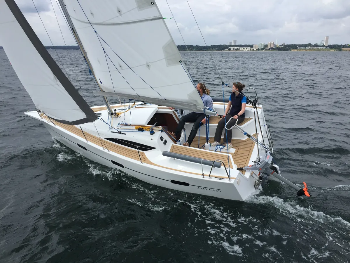 Viko Yachts S 21: Sailing boat underway with a crew