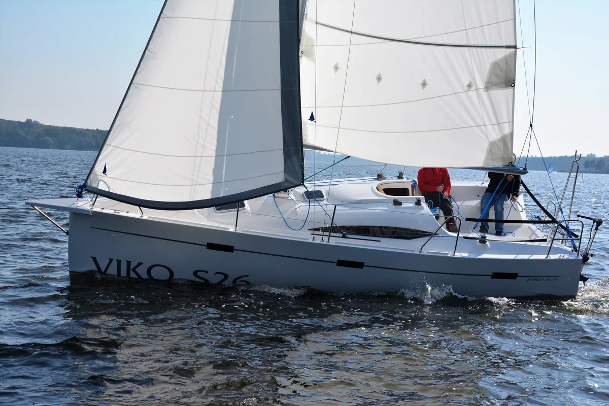 Viko Yachts S 26: Sailing boat with sails hoisted