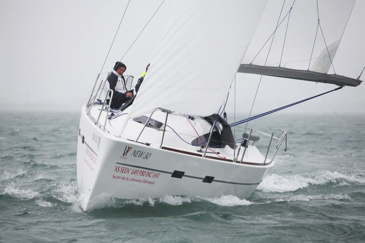 Viko Yachts S 30: Ein Segelboot, das über das Meer segelt