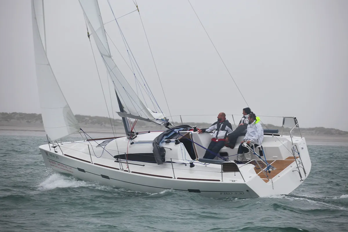Viko Yachts S 30: Sailing boat with crew at sea