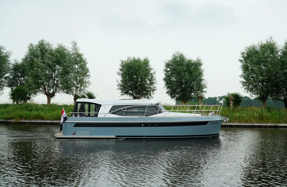 Vri-Jon Yachts Contessa 35 OC: Motorboat cruising on a canal