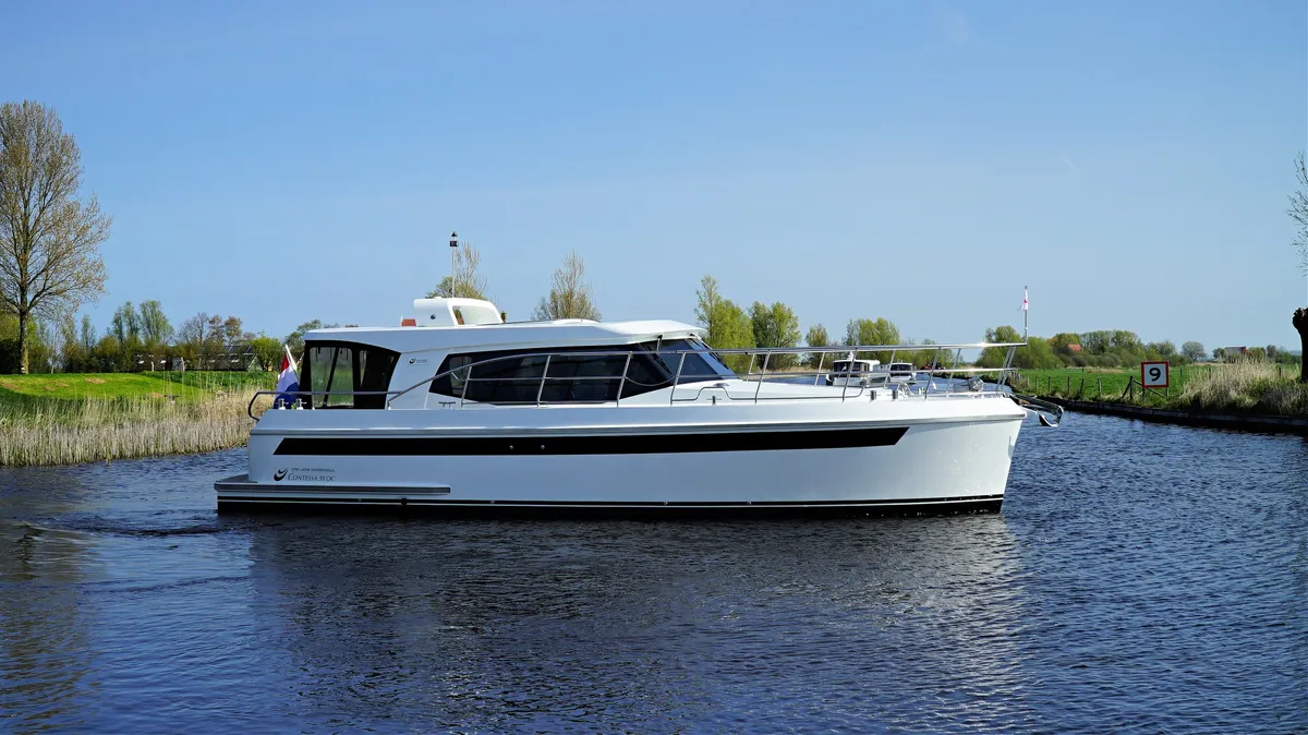 Vri-Jon Yachts Contessa 39 OC: Boat cruising on a canal