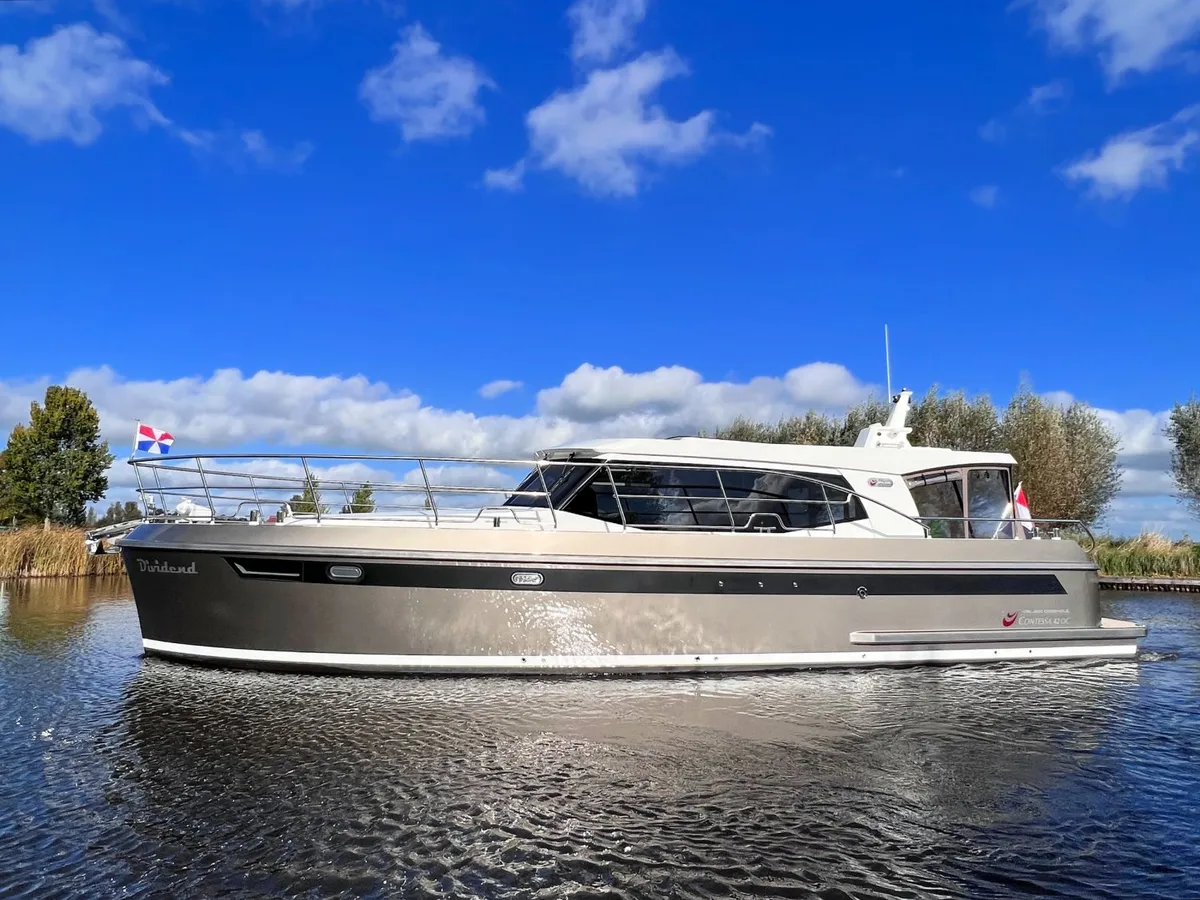 Vri-Jon Yachts Contessa 42 OC: Motorboat cruising on the water