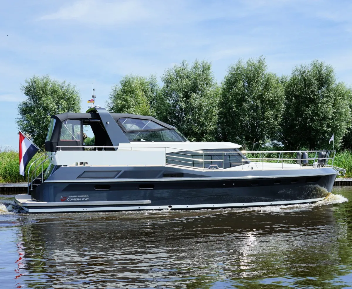 Vri-Jon Yachts Contessa 47 AC: Motorboat cruising on the water
