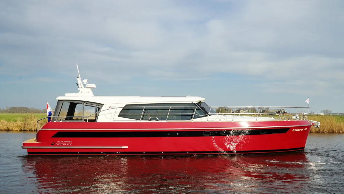 Vri-Jon Yachts Contessa 50 OC: Un bateau à moteur rouge naviguant sur l'eau