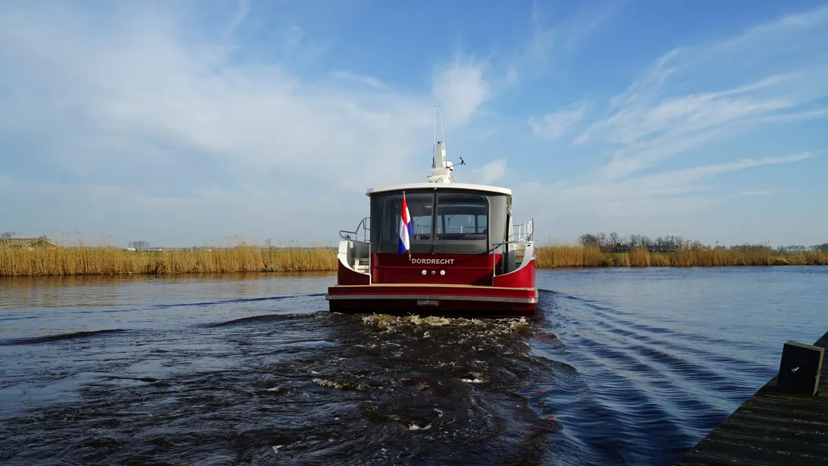 Vri-Jon Yachts Contessa 50 OC: Boat cruising on a river