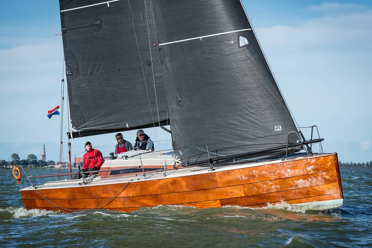Waarschip 1010 R: Ein hölzernes Segelboot, das auf dem Wasser segelt