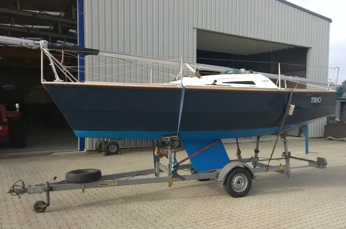 Waarschip 21 CR: Sailing boat on a trailer