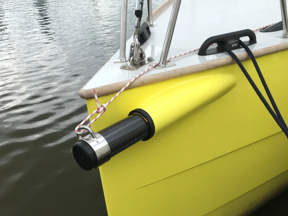 Waarschip 27 CR: Bow of a boat with a roller