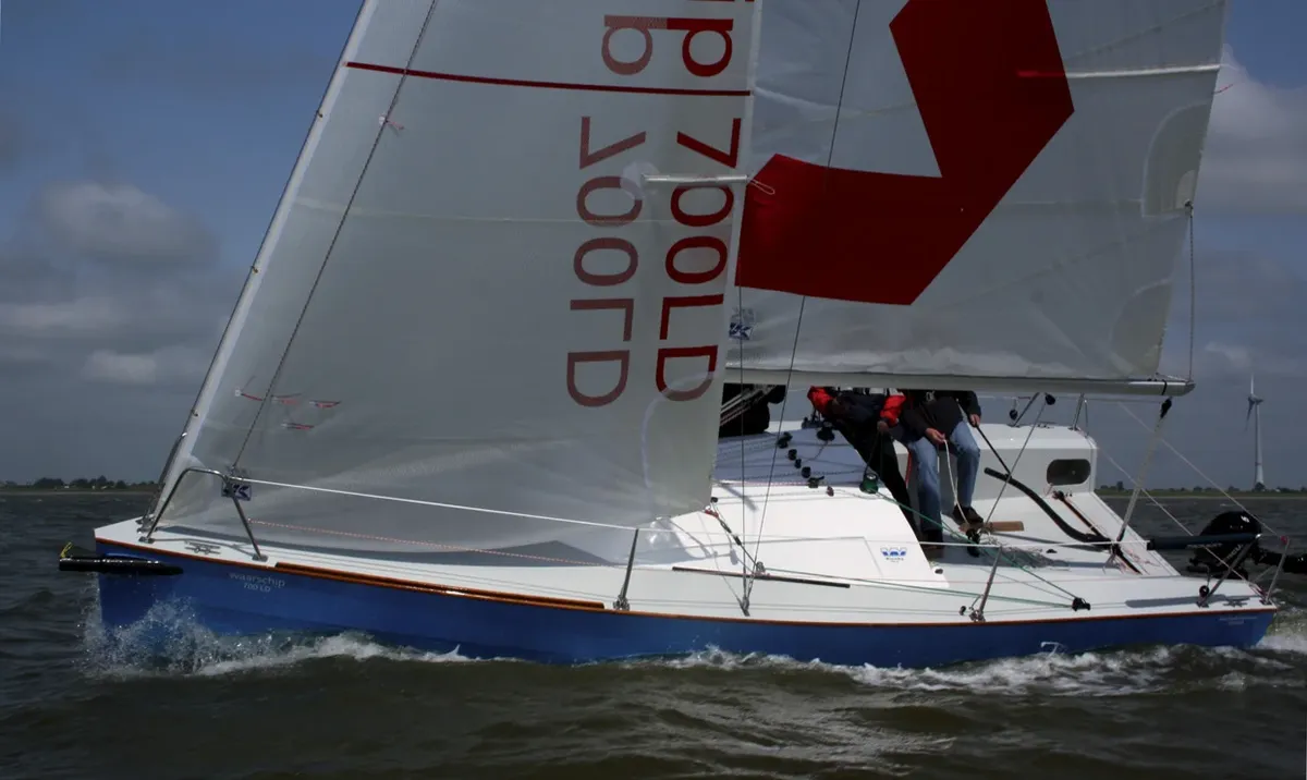 Waarschip 700 CR: Sailing boat on the water