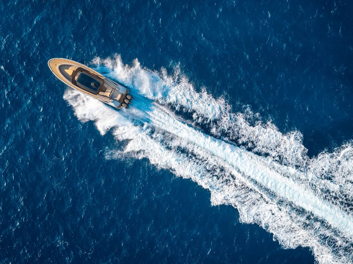 Wajer Yachts 38 S: Ein Boot, das auf dem Meer fährt und eine Heckwelle hinter sich herzieht