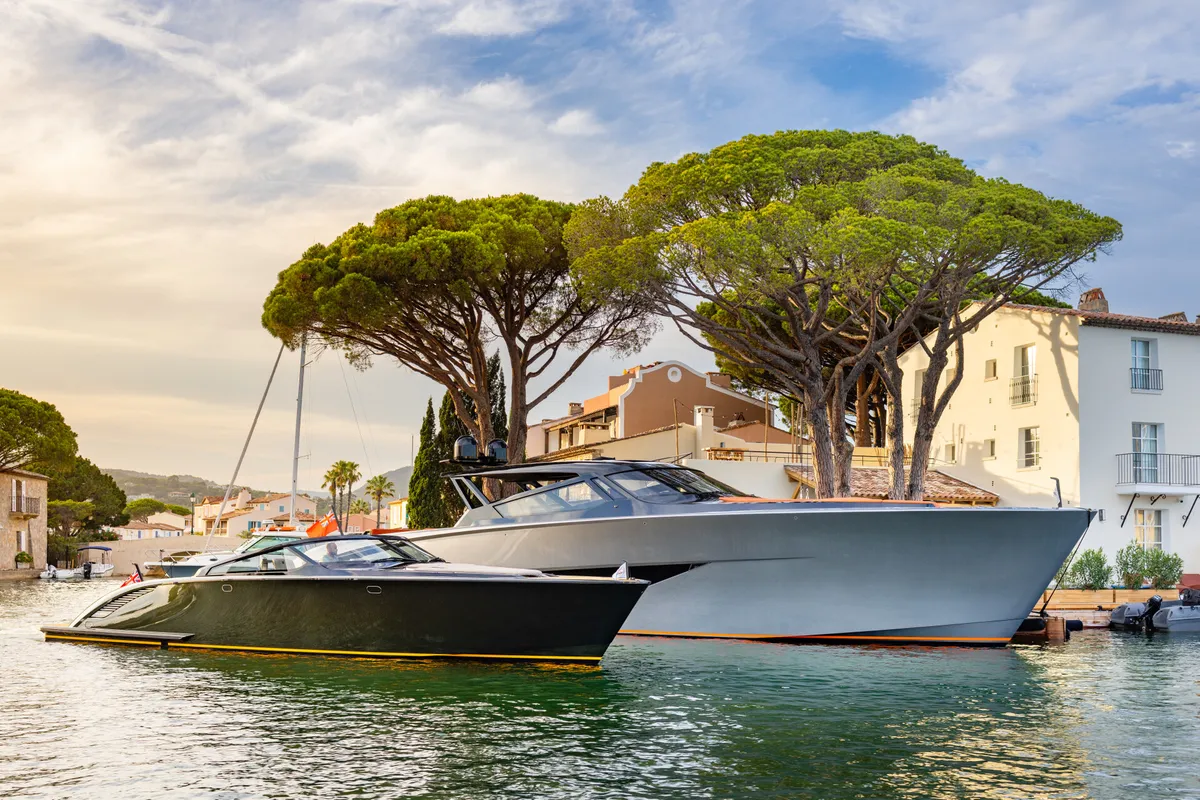 Wajer Yachts 44: Im Hafen vor Anker liegende Yachten