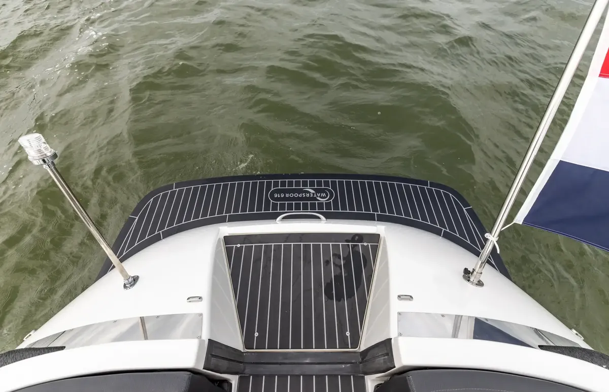 Waterspoor 616 Aviator: Fore deck of a boat with a flag