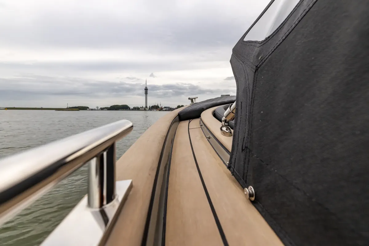 Waterspoor 646 Outboard: Deck of a boat with a view of the water