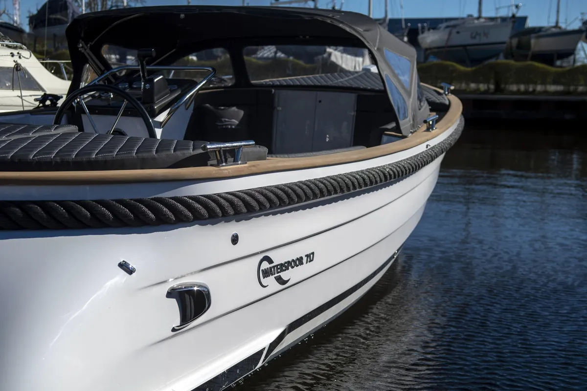 Waterspoor 717 Outboard: Der Bug eines Bootes in einem Yachthafen
