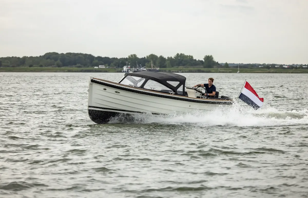 Waterspoor 777 Aviator: Ein unter niederländischer Flagge fahrendes Boot