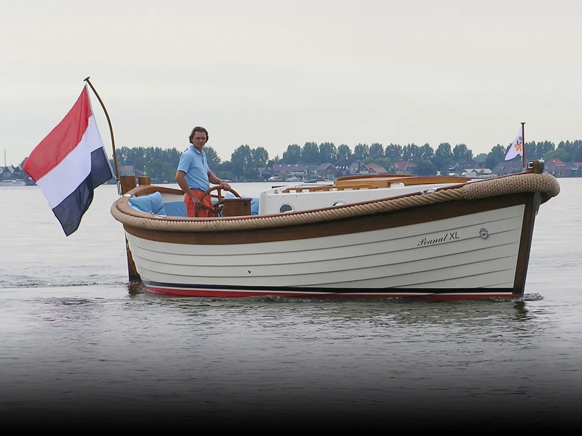 Wester-Engh 800 Cabin: Wooden sloop cruising on the water