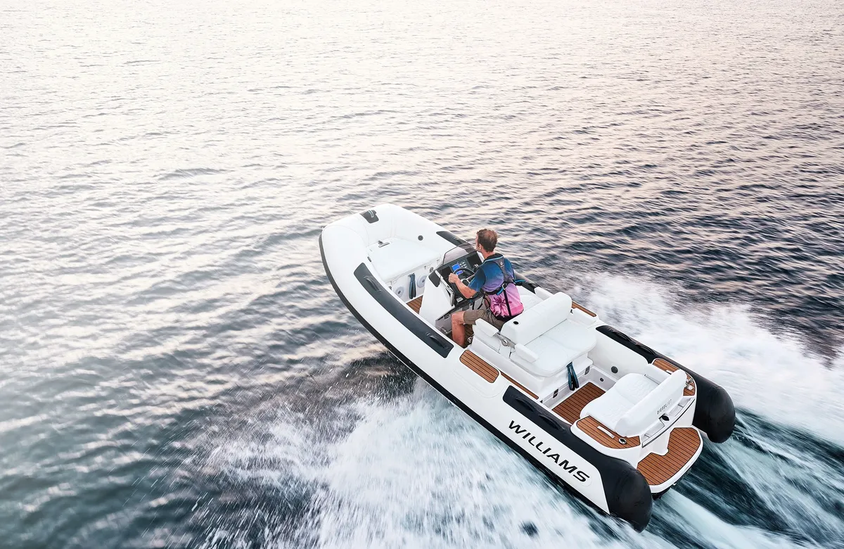 Williams Jet Tenders DieselJet 445: Boat cruising at sea