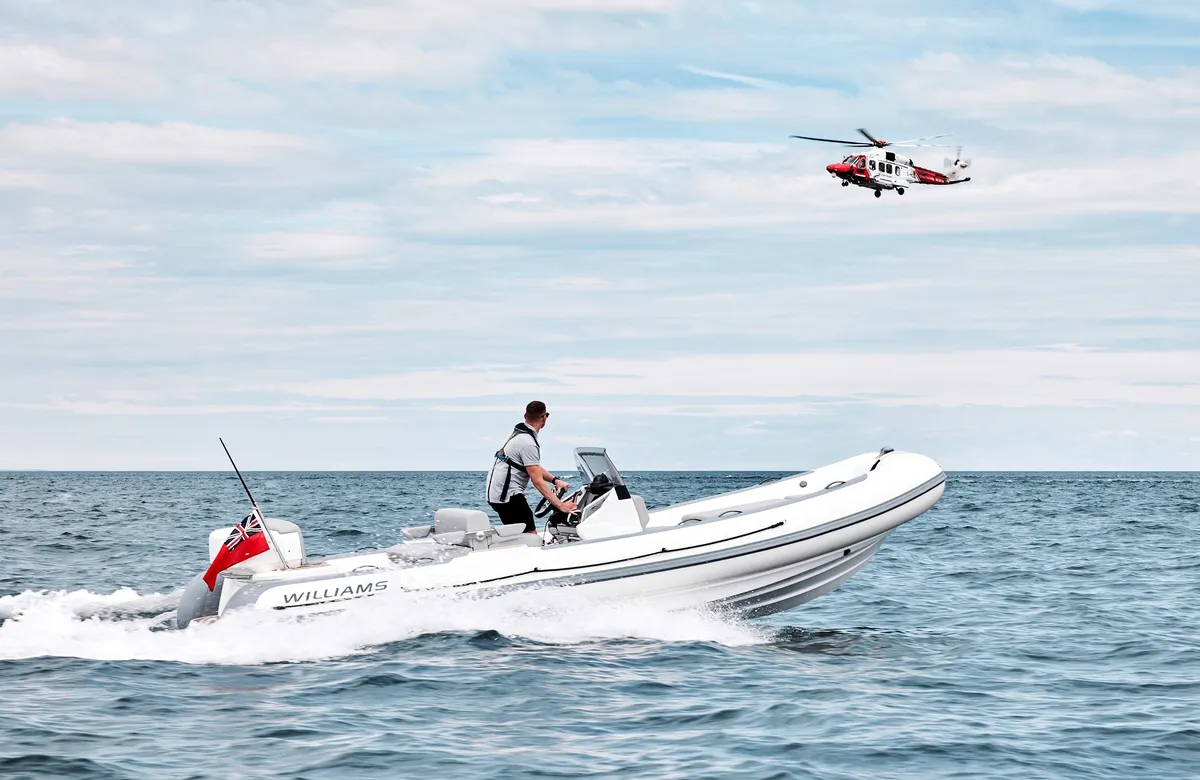 Williams Jet Tenders SOLAS 625: Bootsfahrt auf dem Meer in Begleitung eines Hubschraubers