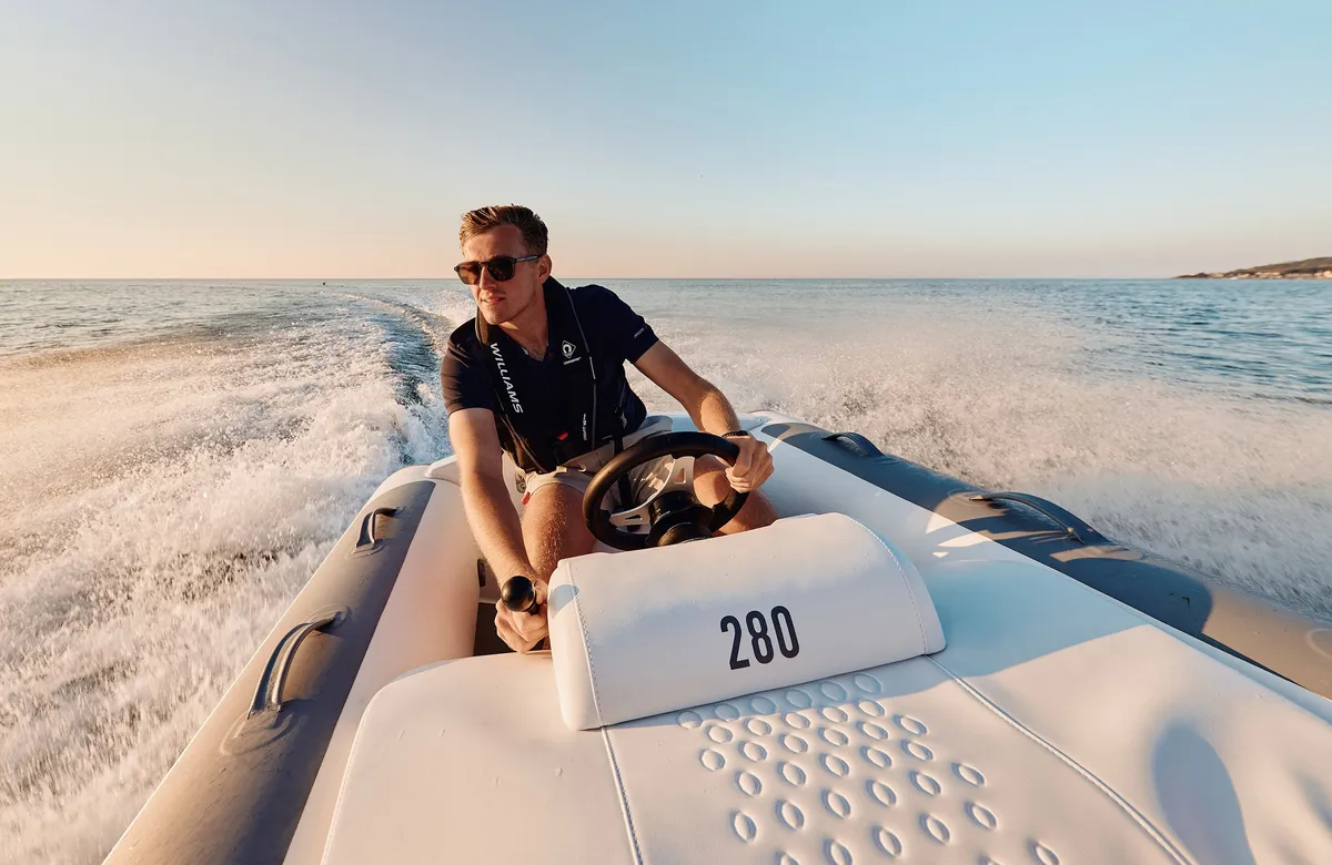 Williams Jet Tenders TurboJet 280MX: Ein Mann, der auf dem Meer ein Schlauchboot steuert