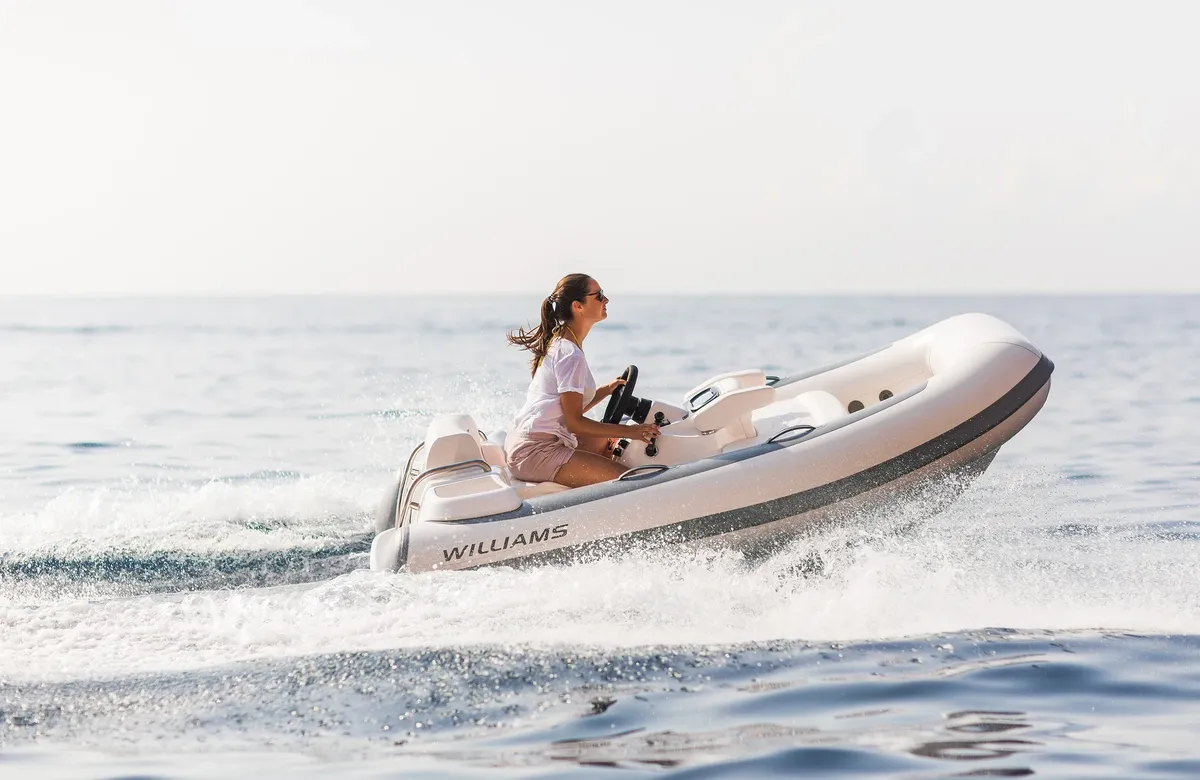 Williams Jet Tenders TurboJet 285: Ausfahrt mit einem RIB-Boot auf dem Meer