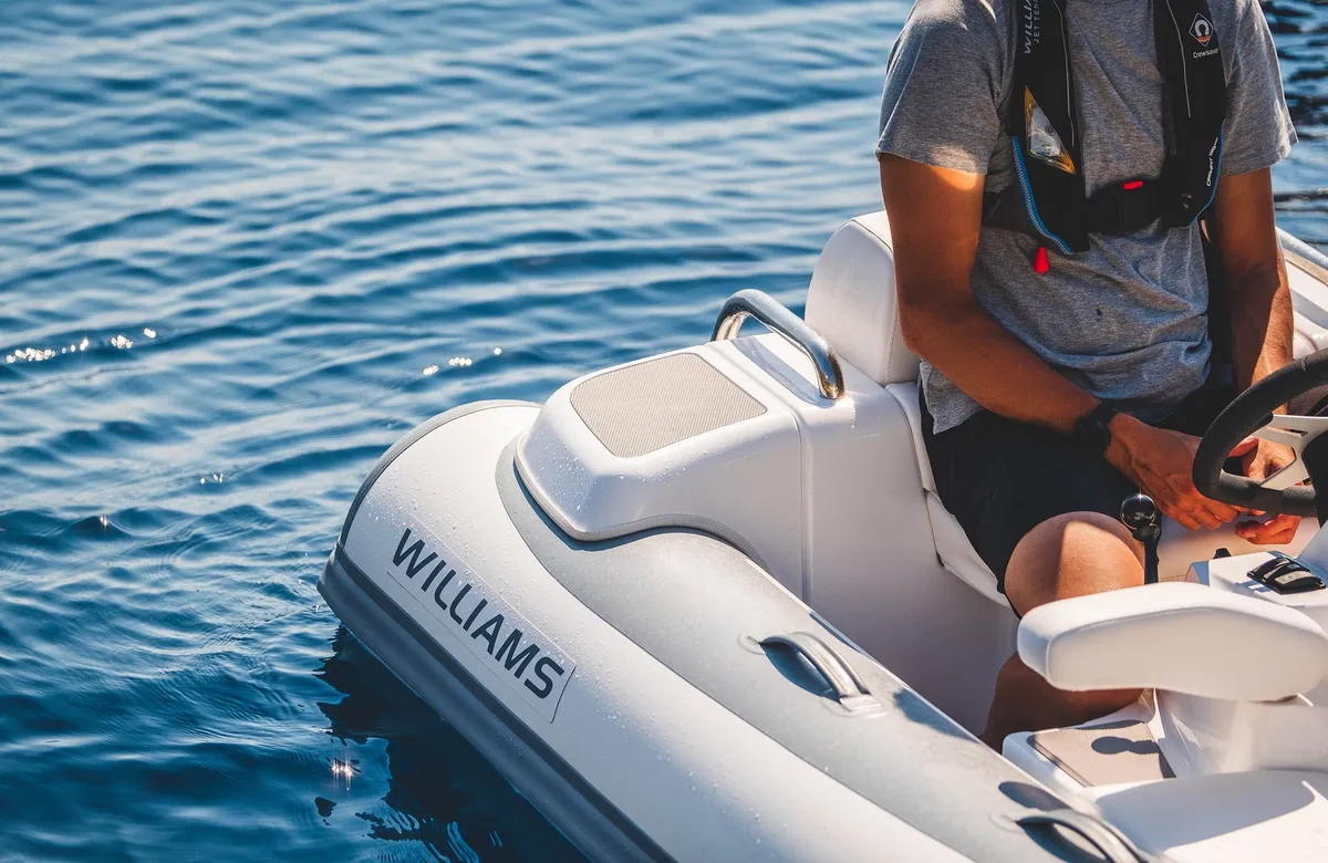 Williams Jet Tenders TurboJet 285LP: Ein Mann, der auf dem Meer ein Schlauchboot steuert