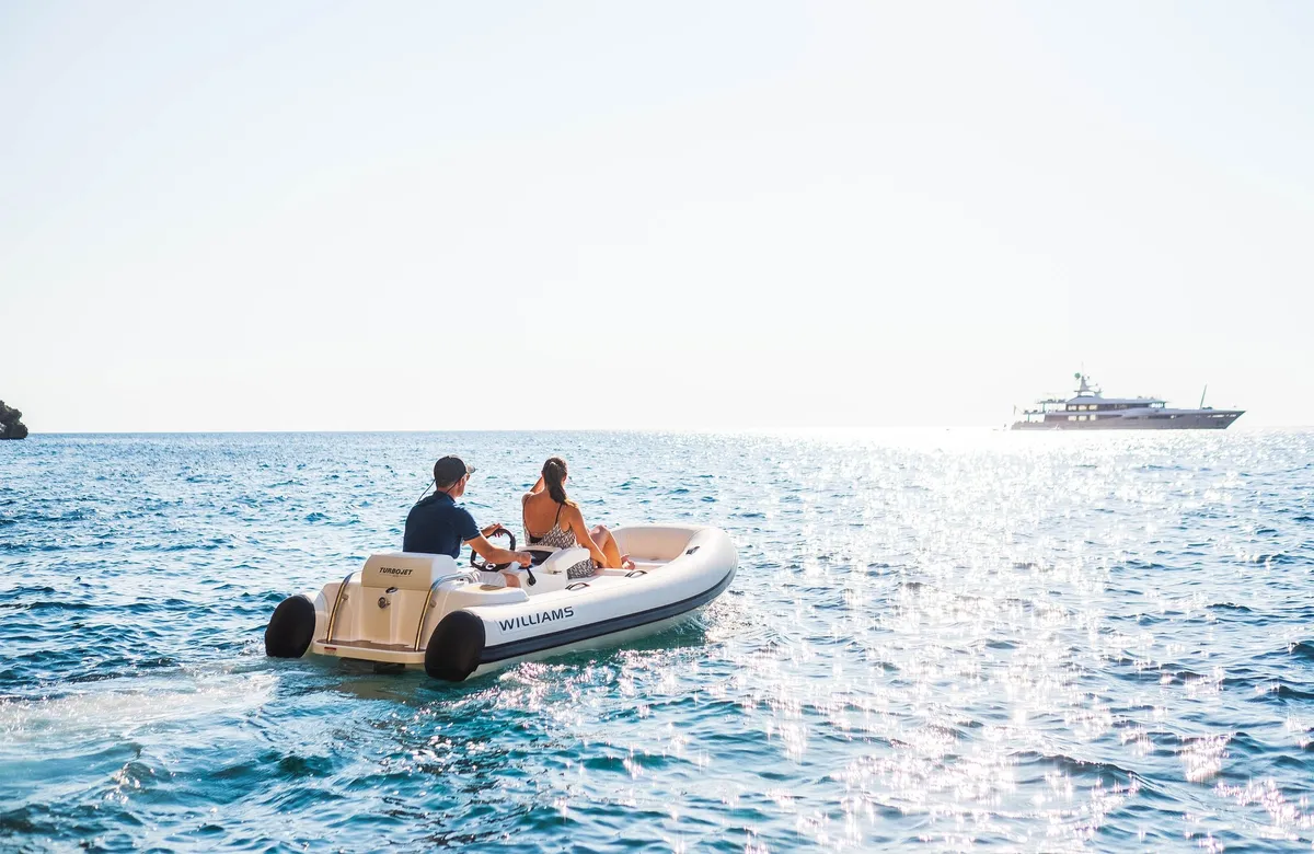 Williams Jet Tenders TurboJet 325: Rubber dinghy with crew at sea