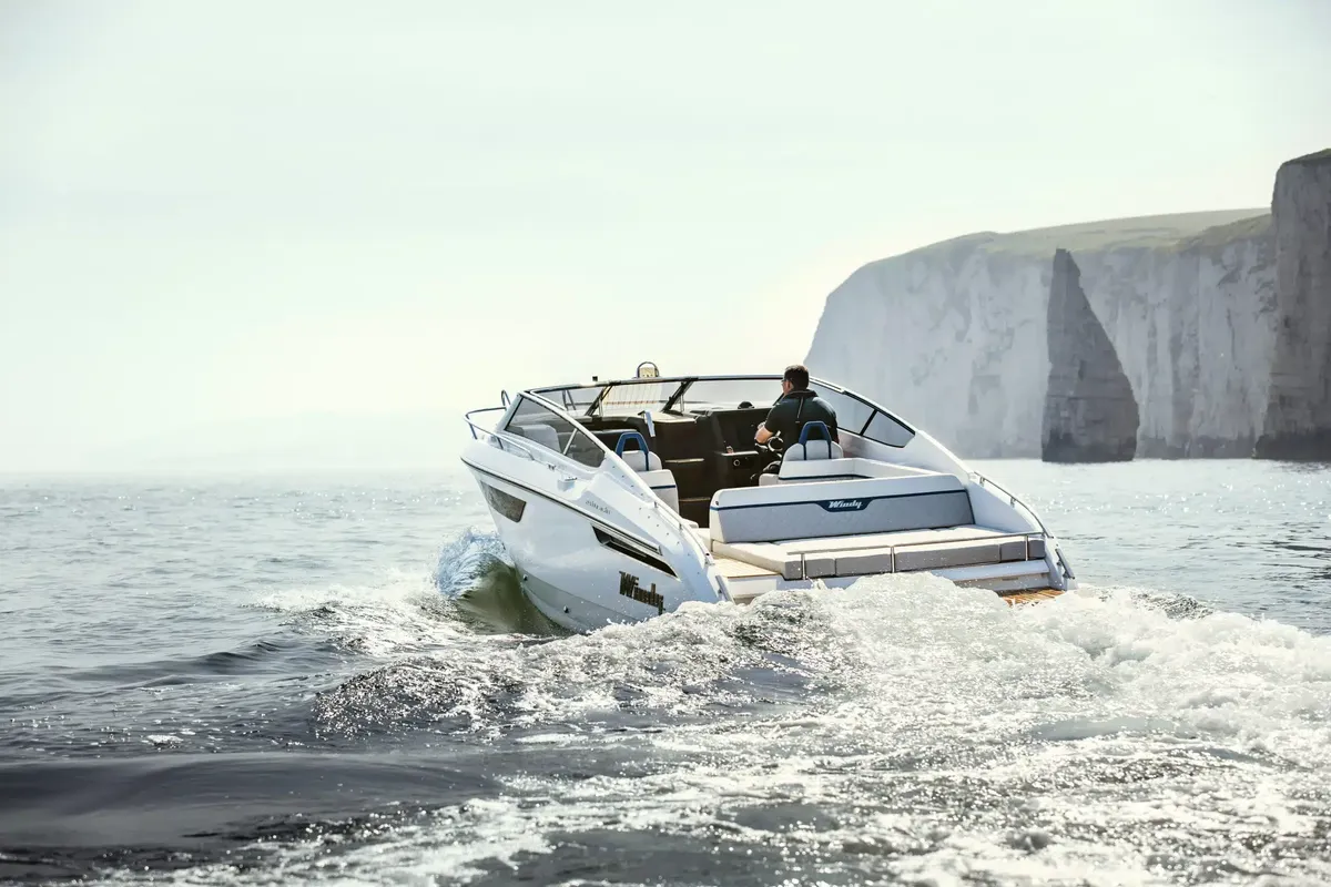 Windy 29 Huracan: Boat cruising near cliffs