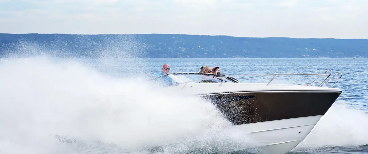 Windy 32 Grand Zonda: Boat cruising with splashes of water