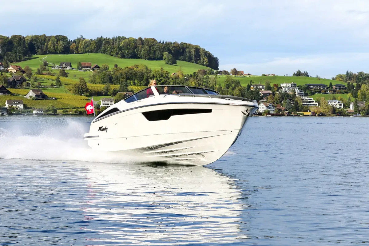 Windy 34 Alize: White boat cruising on a lake