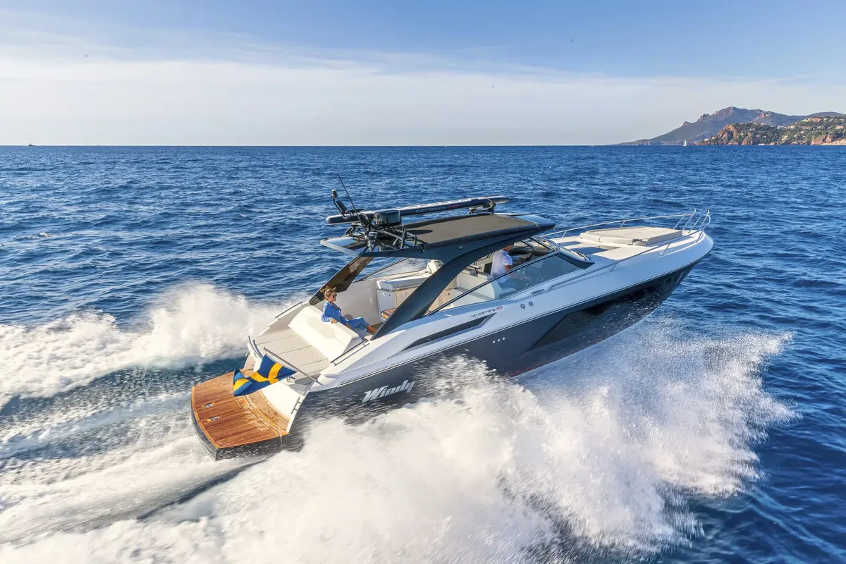 Windy 40 Camira: Speedboat cruising at sea