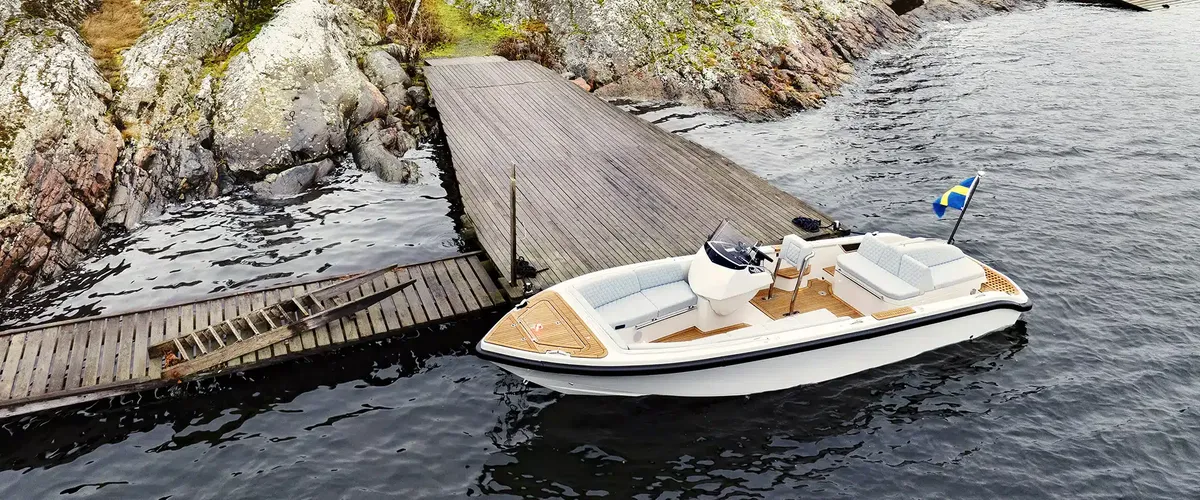 Windy SR26: Ein am Steg festgemachtes Boot