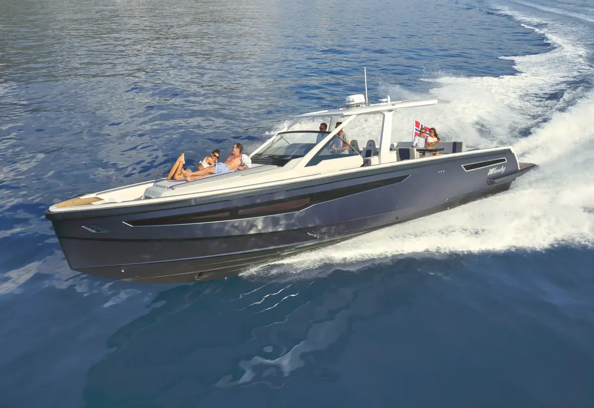 Windy SR44: Speedboat cruising with passengers on board