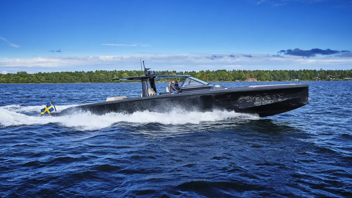 Windy SR60: Black boat cruising at sea