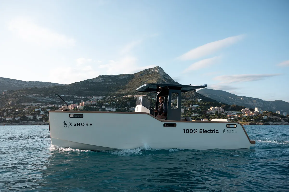 X Shore Eelex 8000: Electric boat cruising at sea