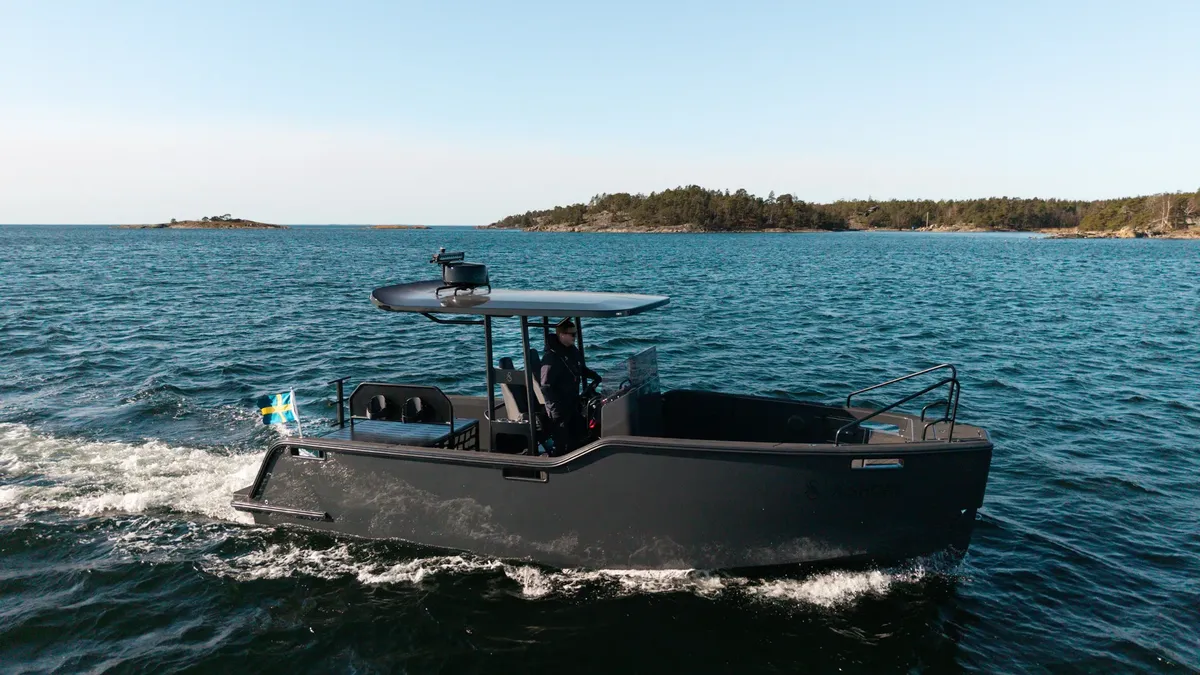 X Shore PRO: Ein schwarzes Boot, das auf dem Meer fährt