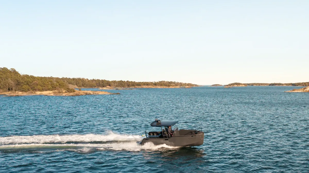 X Shore PRO: Boat cruising between islands