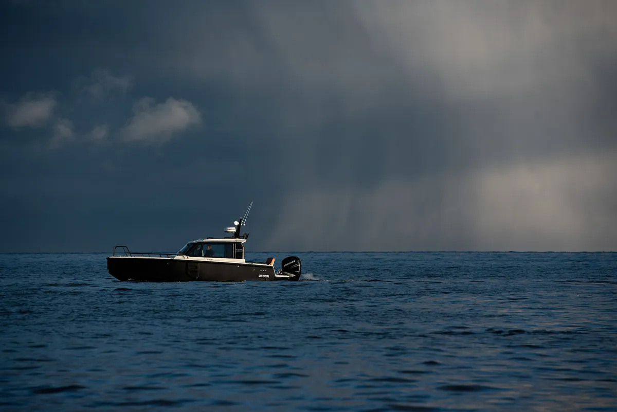 XO Boats DFNDR 8: Bootsfahrt auf dem Meer