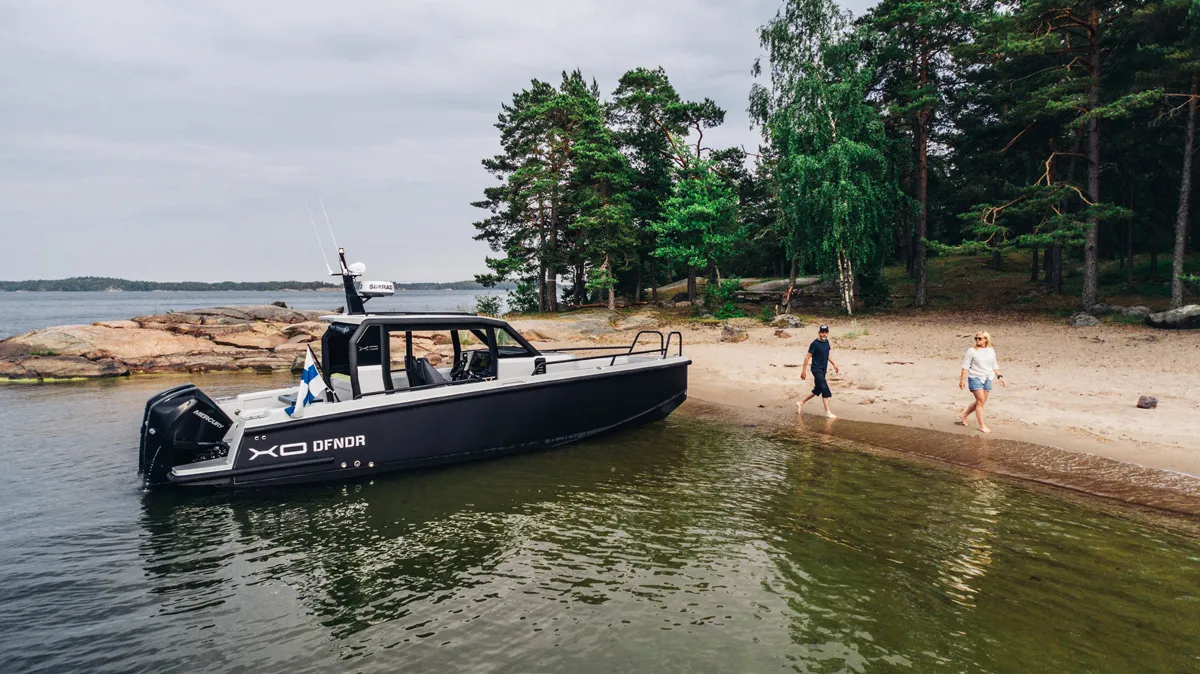 XO Boats DFNDR 9: Un bateau amarré à la plage
