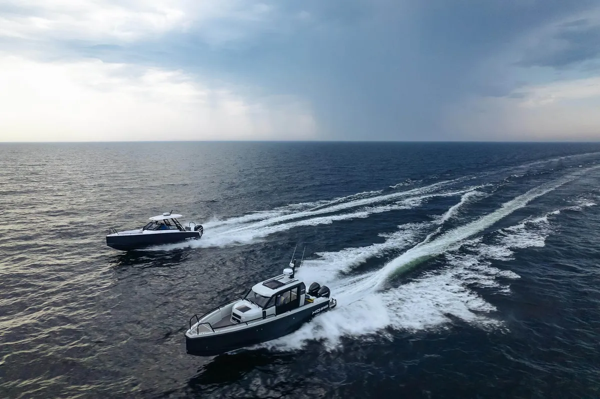 XO Boats DFNDR 9: Zwei Boote, die auf dem Meer fahren