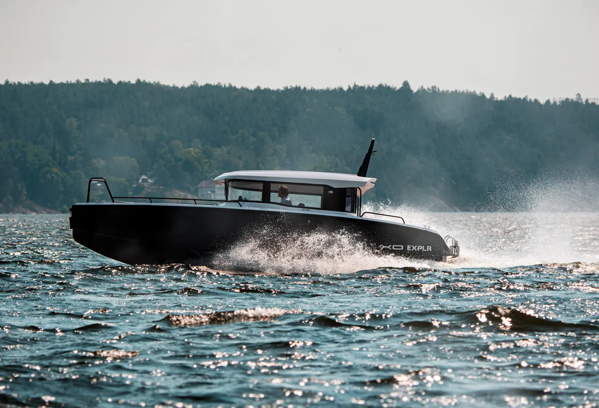 XO Boats EXPLR 10 Sport+ IB: Bootsfahrt auf dem Wasser
